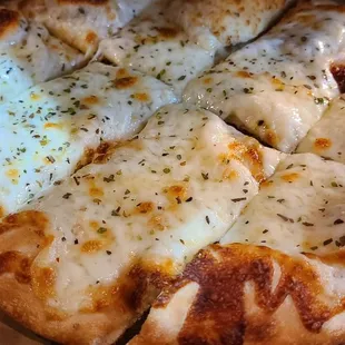 Cheesy Garlic Bread, served with your choice of homemade ranch or homemade marinara . Yum!
