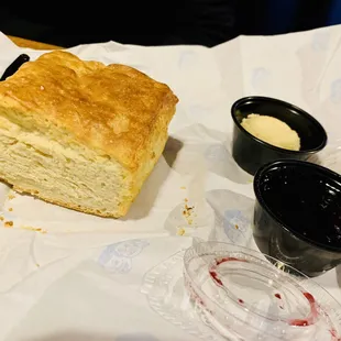 Biscuit w/butter and jam