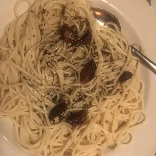 a plate of spaghetti and mushrooms