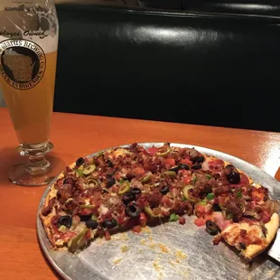Excellent Thin crust  "Garbage" pizza (fully loaded) and a Spotted Cow tap beer