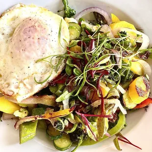 Egg over easy with a side of veggies. PERFECTO!