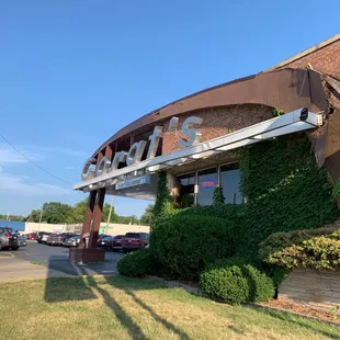 the outside of the restaurant