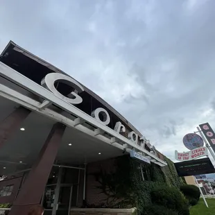 the outside of the restaurant