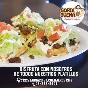 Sopes y una variedad de carnes