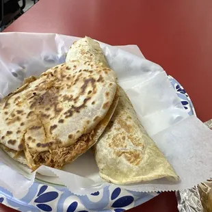 Gordita Tinga de pllo harina &amp; Burrito Picadillo verde