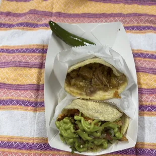 Gordita camarón con salsa de guacamole  y chicharrón en salsa verde