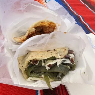 Gordita's de raja y queso y de chicharrón rojo