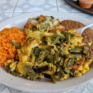 Huevos con nopales breakfast