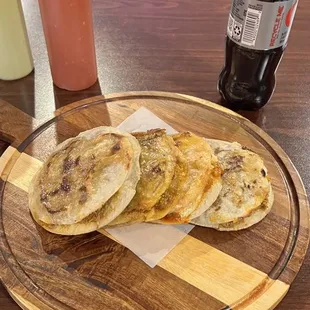 Gorditas de chicharron, deshebrada y guiso verde