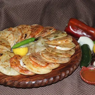 Gorditas  Desebrada  Chicharron , Rajas  Nopales ,  Guiso rojo , Guiso , verde  Prijoles , queso  Y mucho mas