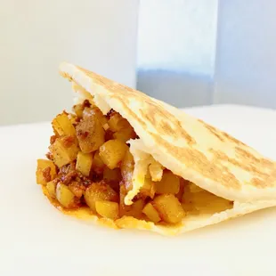 Gordita de papas con chorizo (potatoes with chorizo)