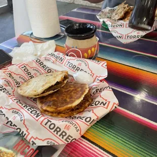 Gordita de rojo con nopales y Gordita de mole