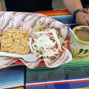 Gordita de chcharon prensado y un sope de asado