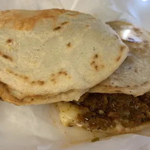 Gordita dorada de pierna and gordita de deshebrada.