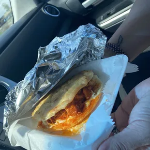 Gordita picada de chicharron rojo