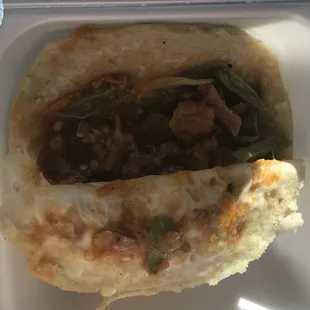Gordita con nopales y chicharron en salsa verde