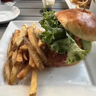 AVOCADO CHICKEN SANDWICH