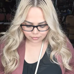 Full Light beige blond with light brown stretch root