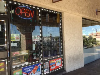 R J Smoke Shop