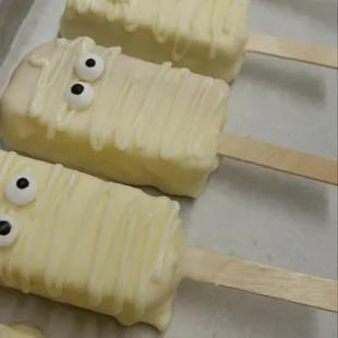 Mummy cheesecake on a stick