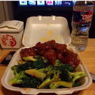The half and half dinner with general Tao's chicken and Hunan broccoli with steamed rice. My favorites!