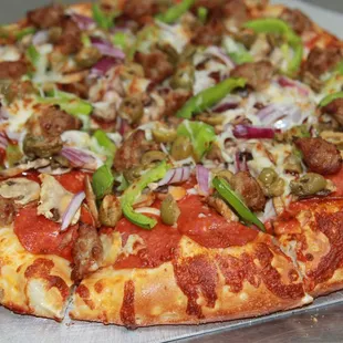 Specialty #9 Deluxe ( Pepperoni, mushrooms, bell peppers, onions, green olives, sausage)