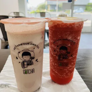 Tarp milk tea, strawberry macchiato