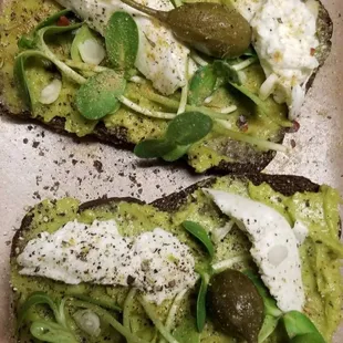 Avocado &amp; pumpernickel