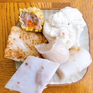 turnip cake, taro cake, shrimp dumpling, pork dumpling, dry shrimp rice roll, steamed chicken bun
