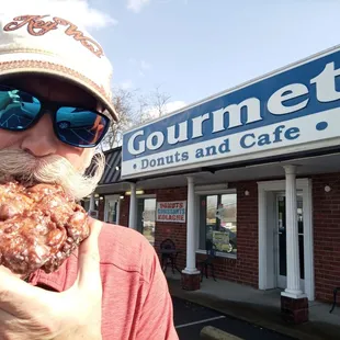 @donutduster Lonny testing an apple fritter