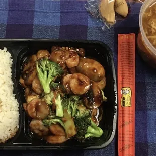 Lunch shrimp w/ garlic sauce, hot &amp; sour soup