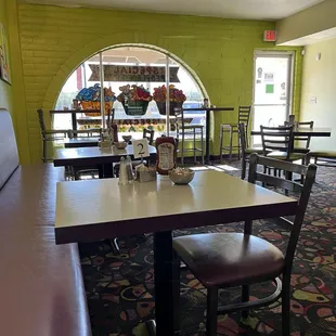 Dining area (one side)