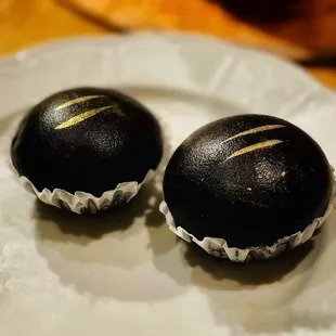 Egg lava bun. First time I've seen it in this color scheme. Beautiful and DEEEELicious?!