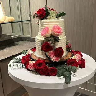 Weeding cakes and catering full service.