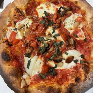 Another view of newt&apos;s Margherita pizza