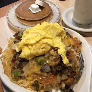 a plate of breakfast food