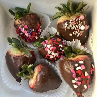 Chocolate dipped strawberries for Valentine&apos;s Day fundraiser