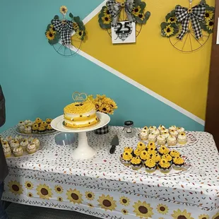 Chocolate and vanilla sunflower cupcakes!