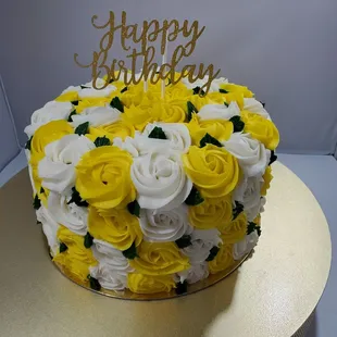 Lemon cake with lemon Flavored rosettes for a birthday surprise.