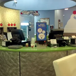 the interior of a fast food restaurant