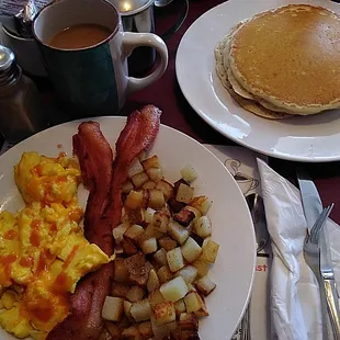 a plate of breakfast food
