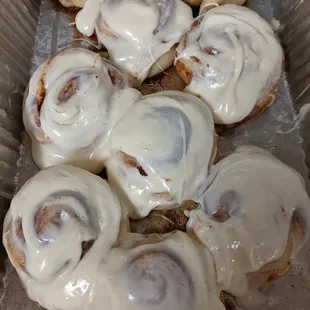 a pan of cinnamon rolls