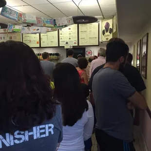 There's tons of people for a delicious treat! #yummie