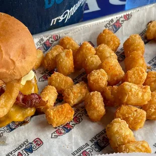 Sweet home Alabama burger with tots