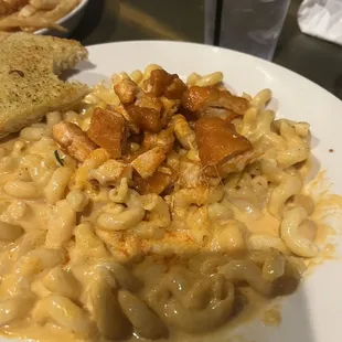 a plate of macaroni and cheese