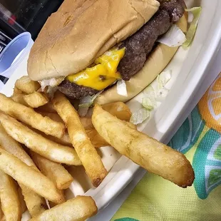 Cheeseburger with fries