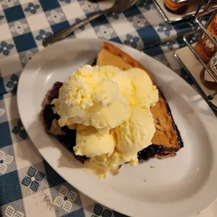 Blueberry pie Ala mode