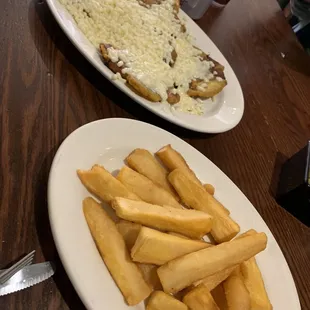 Tostones con queso and yuca frita