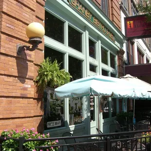the outside of the restaurant