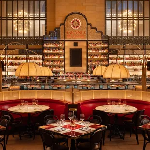 Rockwell Group combined the timeless elegance of the historic train terminal with the energy of a classic French brasserie.